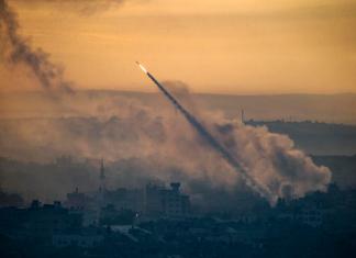 Un cohete es lanzado desde la franja costera de Gaza hacia Israel. EFE/EPA/MOHAMMED SABER