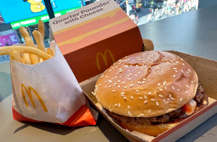 Esta fotografía muestra una hamburguesa cuarto de libra de McDonald's y papas fritas, el miércoles 23 de octubre de 2024, en Times Square, Nueva York. (AP Foto/Richard Drew)
