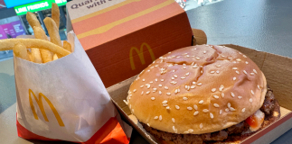 Esta fotografía muestra una hamburguesa cuarto de libra de McDonald's y papas fritas, el miércoles 23 de octubre de 2024, en Times Square, Nueva York. (AP Foto/Richard Drew)