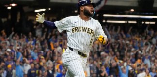 Jackson Chourio, de los Cerveceros de Milwaukee, reacciona después de conectar un jonrón durante la octava entrada del segundo juego de la ronda de comodines de la Liga Nacional contra los Mets de Nueva York el miércoles 2 de octubre de 2024 en Milwaukee. (Foto AP/Morry Gash)