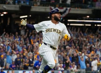 Jackson Chourio, de los Cerveceros de Milwaukee, reacciona después de conectar un jonrón durante la octava entrada del segundo juego de la ronda de comodines de la Liga Nacional contra los Mets de Nueva York el miércoles 2 de octubre de 2024 en Milwaukee. (Foto AP/Morry Gash)