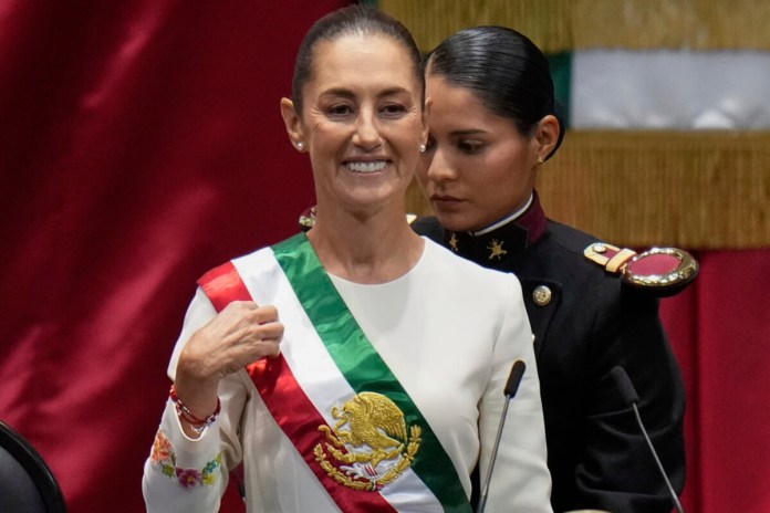 La presidenta Claudia Sheinbaum usa la banda presidencial durante su ceremonia de juramentación como nueva presidenta de México en la Ciudad de México. (Foto AP/Eduardo Verdugo)