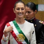 La presidenta Claudia Sheinbaum usa la banda presidencial durante su ceremonia de juramentación como nueva presidenta de México en la Ciudad de México. (Foto AP/Eduardo Verdugo)