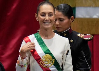 La presidenta Claudia Sheinbaum usa la banda presidencial durante su ceremonia de juramentación como nueva presidenta de México en la Ciudad de México. (Foto AP/Eduardo Verdugo)