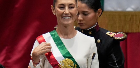 La presidenta Claudia Sheinbaum usa la banda presidencial durante su ceremonia de juramentación como nueva presidenta de México en la Ciudad de México. (Foto AP/Eduardo Verdugo)