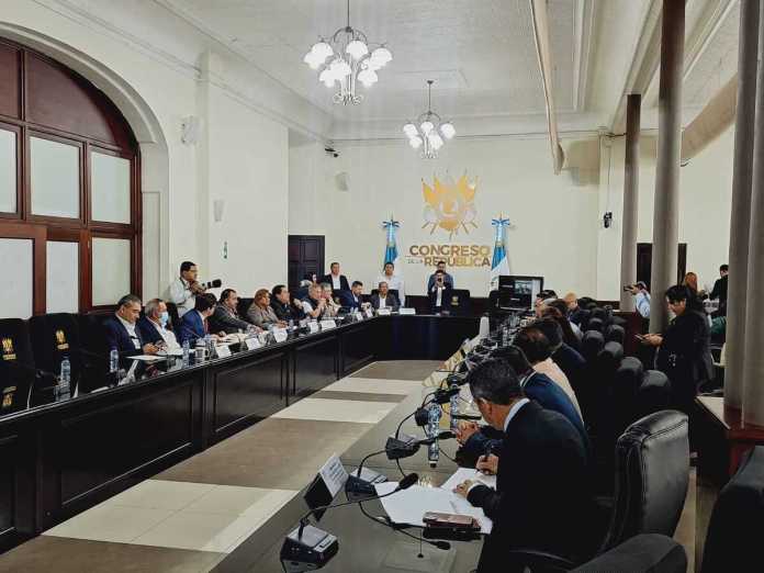 La mayoría de integrantes de la comisión de Finanzas aval dar dictamen favorable para la iniciativa de ley 6388. Foto: La Hora