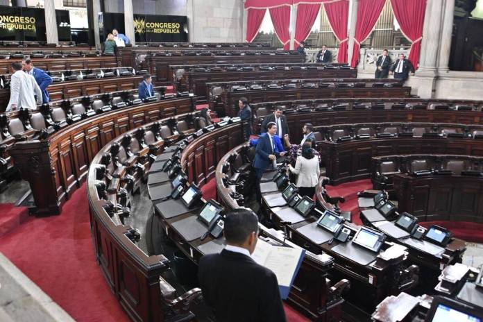 El tablero en el Congreso marcó la asistencia de hasta 73 diputados. Foto La Hora: Fabricio Alonzo