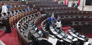 El tablero en el Congreso marcó la asistencia de hasta 73 diputados. Foto La Hora: Fabricio Alonzo