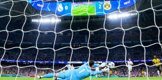 El portero del Real Madrid, Thibaut Courtois, bloquea un disparo durante el partido de la fase de apertura de la Liga de Campeones entre el Real Madrid y el Borussia Dortmund en el estadio Santiago Bernabéu de Madrid, el martes 22 de octubre de 2024. (AP Photo/Manu Fernandez)