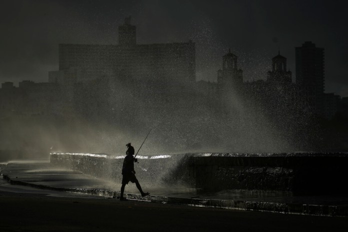 Una persona pesca en el muelle durante un apagón en La Habana. Foto La Hora: (AP Foto/Ramón Espinosa)