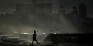 Una persona pesca en el muelle durante un apagón en La Habana. Foto La Hora: (AP Foto/Ramón Espinosa)