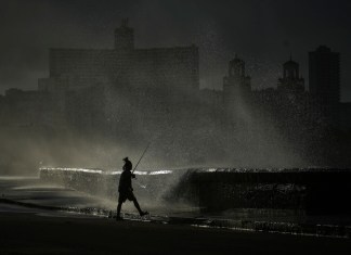 Una persona pesca en el muelle durante un apagón en La Habana. Foto La Hora: (AP Foto/Ramón Espinosa)