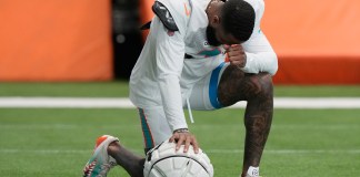 El receptor de los Dolphins de Miami Odell Beckham Jr. se toma un momento durante la práctica del equipo el jueves 3 de octubre del 2024. Foto La Hora / AP - Lynne Sladky