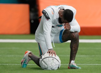 El receptor de los Dolphins de Miami Odell Beckham Jr. se toma un momento durante la práctica del equipo el jueves 3 de octubre del 2024. Foto La Hora / AP - Lynne Sladky