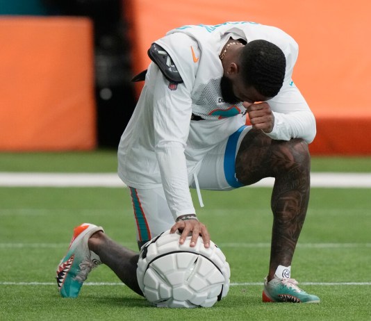 El receptor de los Dolphins de Miami Odell Beckham Jr. se toma un momento durante la práctica del equipo el jueves 3 de octubre del 2024. Foto La Hora / AP - Lynne Sladky