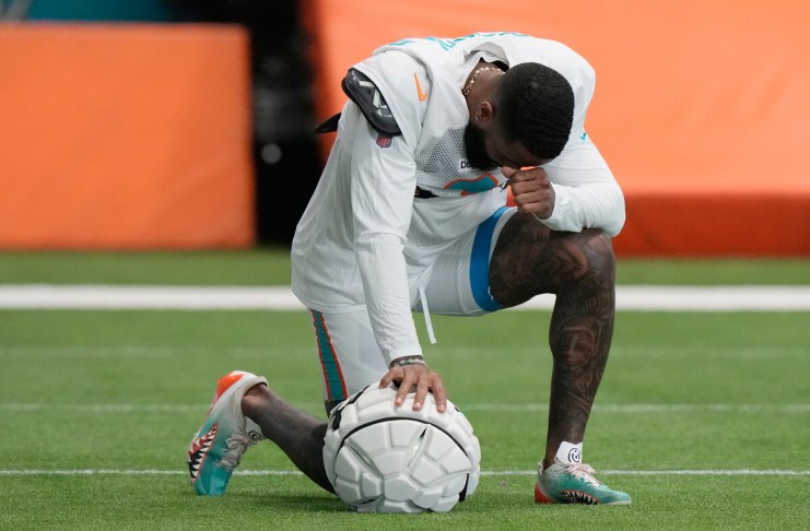 El receptor de los Dolphins de Miami Odell Beckham Jr. se toma un momento durante la práctica del equipo el jueves 3 de octubre del 2024. Foto La Hora / AP - Lynne Sladky