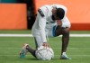 El receptor de los Dolphins de Miami Odell Beckham Jr. se toma un momento durante la práctica del equipo el jueves 3 de octubre del 2024. Foto La Hora / AP - Lynne Sladky