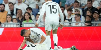 Lucas Vázquez trata de averiguar la condición de su compañero del Real Madrid, Dani Carvajal, quien se lastimó en el partido de La Liga ante el Villarreal, el sábado 5 de octubre de 2024. (AP Foto/Bernat Armangue)