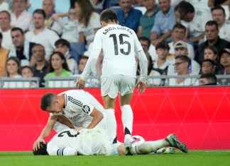 Lucas Vázquez trata de averiguar la condición de su compañero del Real Madrid, Dani Carvajal, quien se lastimó en el partido de La Liga ante el Villarreal, el sábado 5 de octubre de 2024. (AP Foto/Bernat Armangue)