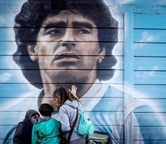 Fotografía de archivo de un mural de Diego Maradona. EFE/Juan Ignacio Roncoroni