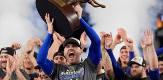 Freddie Freeman, de los Dodgers de Los Ángeles, festeja tras obtener el trofeo al Jugador Más Valioso de la Serie Mundial, luego del triunfo sobre los Yankees de Nueva York en el quinto juego, el jueves 31 de octubre de 2024 (Foto: La Hora- AP