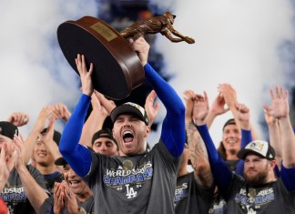 Freddie Freeman, de los Dodgers de Los Ángeles, festeja tras obtener el trofeo al Jugador Más Valioso de la Serie Mundial, luego del triunfo sobre los Yankees de Nueva York en el quinto juego, el jueves 31 de octubre de 2024 (Foto: La Hora- AP