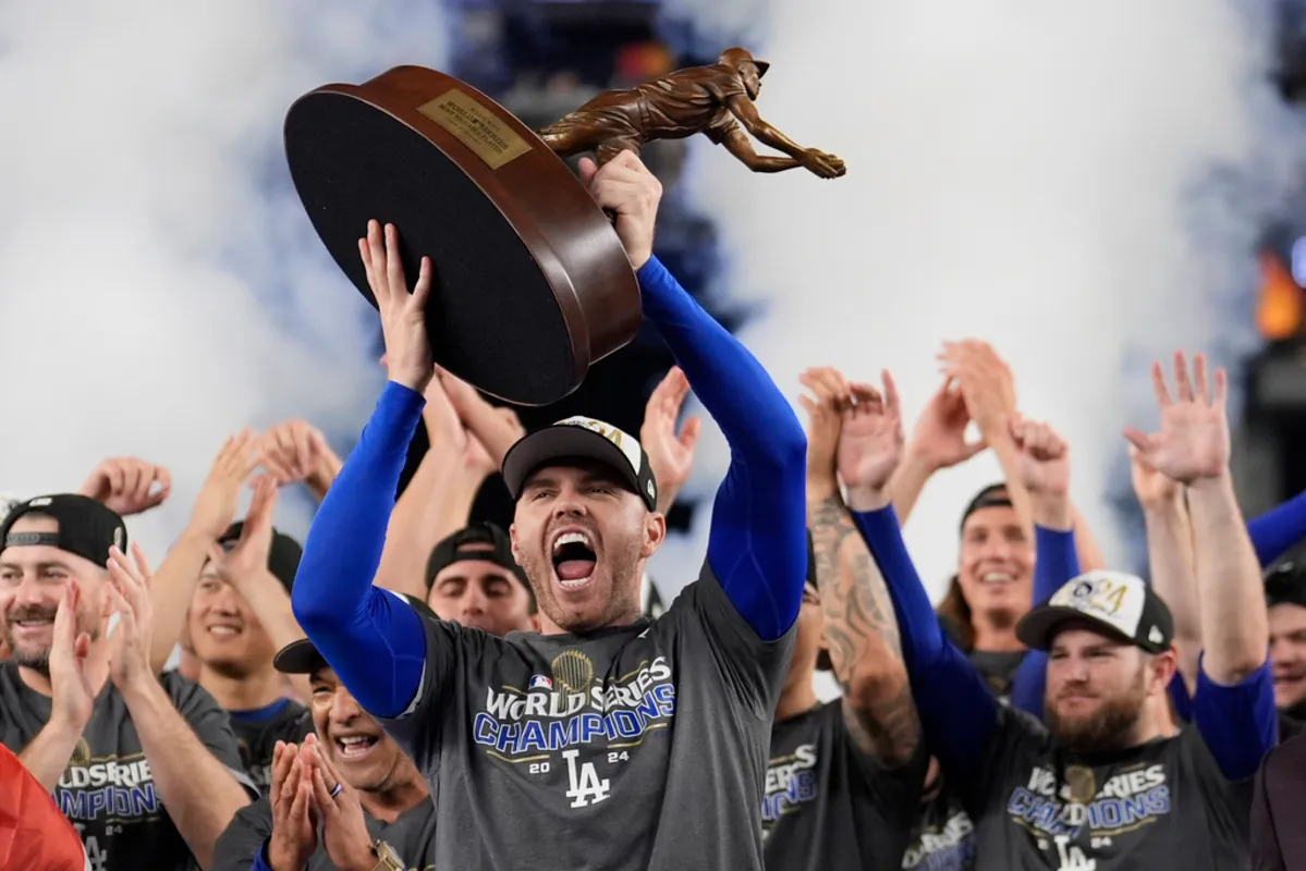 Freddie Freeman, de los Dodgers de Los Ángeles, festeja tras obtener el trofeo al Jugador Más Valioso de la Serie Mundial, luego del triunfo sobre los Yankees de Nueva York en el quinto juego, el jueves 31 de octubre de 2024 (Foto: La Hora- AP