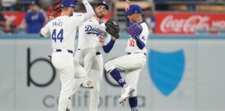 Los jardineros de los Dodgers de Los Ángeles, Andy Pages, Kevin Kiermaier y Mookie Betts, celebran su victoria contra los Mets de Nueva York en el Juego 1 de una Serie de Campeonato de la Liga Nacional de béisbol, el domingo 13 de octubre de 2024, en Los Ángeles. (AP Foto/Ashley Landis)