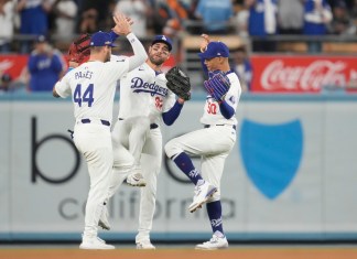 Los jardineros de los Dodgers de Los Ángeles, Andy Pages, Kevin Kiermaier y Mookie Betts, celebran su victoria contra los Mets de Nueva York en el Juego 1 de una Serie de Campeonato de la Liga Nacional de béisbol, el domingo 13 de octubre de 2024, en Los Ángeles. (AP Foto/Ashley Landis)