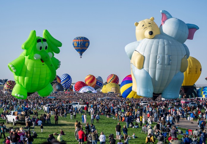 Varios globos aerostáticos despegan durante el ascenso masivo del 52do Festival Internacional de Globos de Albuquerque, en Albuquerque, Nuevo México, el sábado 5 de octubre de 2024. Foto La Hora / AP - Roberto E. Rosales