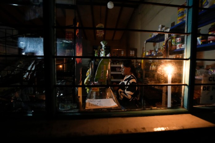 Ecuador aumenta el racionamiento de energía con cortes diarios de 14 horas en plena crisis. Foto La Hora (AP FotoDolores Ochoa)