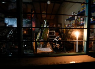 Ecuador aumenta el racionamiento de energía con cortes diarios de 14 horas en plena crisis. Foto La Hora (AP FotoDolores Ochoa)