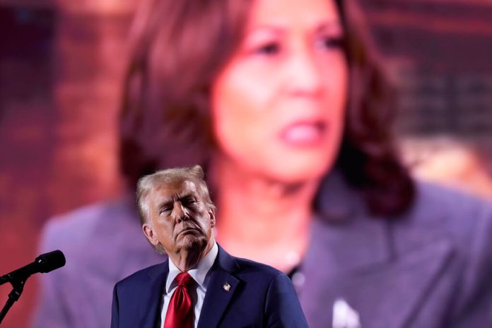 El candidato Donald Trump mira un video de la candidata demócrata Kamala Harris. Foto La Hora (AP FotoEvan Vucci)