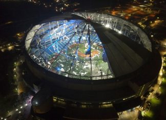 Vista aérea del techo destrozado del estadio Tropicana Field en el centro de San Petersburgo, Florida, tras el paso del huracán Milton la madrugada del jueves 10 de octubre de 2024. (Max Chesnes/Tampa Bay Times vía AP) La Hora