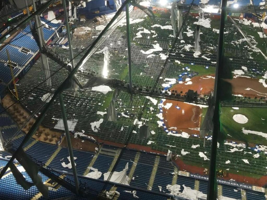 Tropicana Field, muestran el techo destrozado de la cúpula y las camas en el campo, preparadas para los socorristas, entre los escombros. (Max Chesnes/Tampa Bay Times vía AP) La Hora