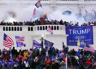 Foto tomada durante al asalto al Capitolio estadounidense en Washington el 6 de enero del 2021. (AP foto/John Minchillo)