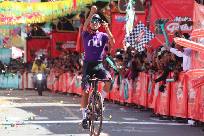 Jhonatan Chávez entrando a la meta en la quinta etapa de la Vuelta Ciclística