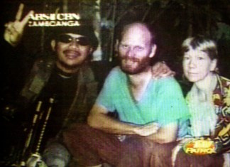 Martin, centro, y Gracia Burnham, derecha, ciudadanos estadounidenses que fueron secuestrados por el grupo filipino Abu Sayyaf, junto con su secuestrador Abu Sabaya, en esta foto tomada de video y difundida el 10 de octubre del 2001. (ABS CBN via AP)