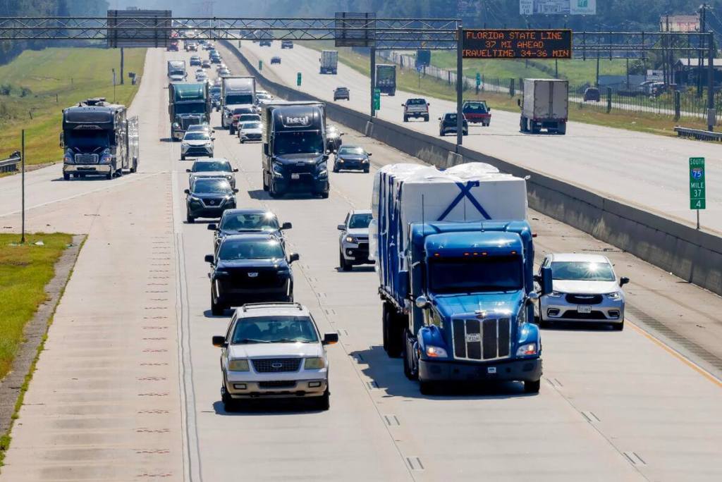 Antes de la llegada prevista del huracán Milton a tierra, el tráfico vehicular fluye hacia el norte desde Florida por la carretera interestatal 75, en Adel, Georgia, EE.UU. EFE/EPA/ERIK S. LESSER