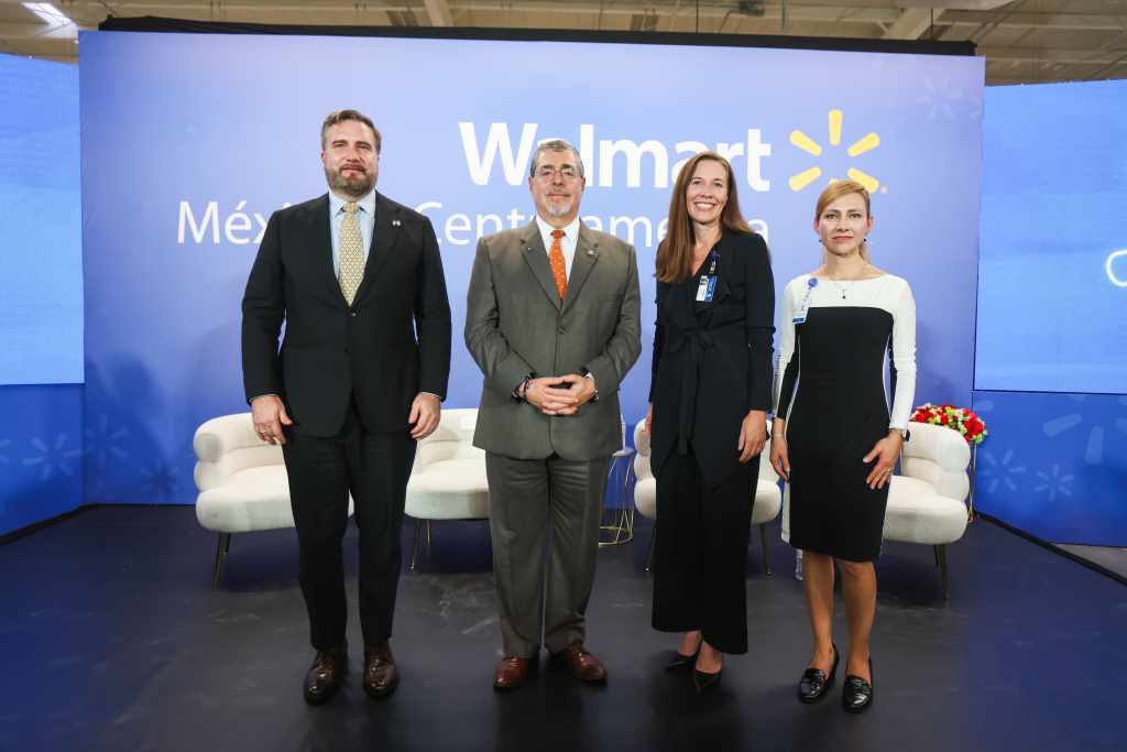 Autoridades de Walmart Centroamérica junto al embajador de EE.UU. y el presidente de la República. Foto Daniel Ramírez / La Hora.