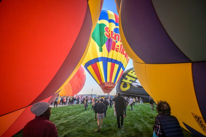 Un grupo de espectadores mira el despegue de globos aerostáticos en el ascenso masivo del 52do Festival Internacional de Globos de Albuquerque, en Albuquerque, Nuevo México, el sábado 5 de octubre de 2024. Foto La Hora / AP - Roberto E. Rosales