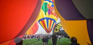 Un grupo de espectadores mira el despegue de globos aerostáticos en el ascenso masivo del 52do Festival Internacional de Globos de Albuquerque, en Albuquerque, Nuevo México, el sábado 5 de octubre de 2024. Foto La Hora / AP - Roberto E. Rosales