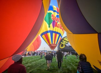 Un grupo de espectadores mira el despegue de globos aerostáticos en el ascenso masivo del 52do Festival Internacional de Globos de Albuquerque, en Albuquerque, Nuevo México, el sábado 5 de octubre de 2024. Foto La Hora / AP - Roberto E. Rosales