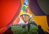 Un grupo de espectadores mira el despegue de globos aerostáticos en el ascenso masivo del 52do Festival Internacional de Globos de Albuquerque, en Albuquerque, Nuevo México, el sábado 5 de octubre de 2024. Foto La Hora / AP - Roberto E. Rosales