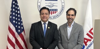 Michael Camilleri y Julio Flores. Foto: USAID