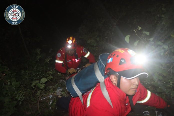 Bomberos Municipales rescataron a hombre con vida. Foto: CBM