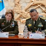 Jefa del Comando Sur, Laura Richardson y el Ministro de la Defensa, Henry Saénz. Foto: Comando Sur.
