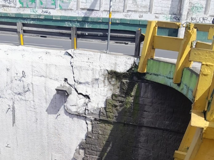 Grieta en paso a desnivel de Lomas del Norte, ruta al Atlántico, en la zona 17 capitalina. Foto: Conred