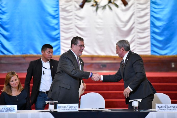 Bernardo Arévalo con autoridades del BCIE. Foto: Gobierno de Guatemala / La Hora