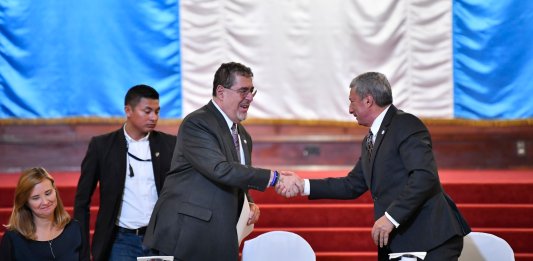 Bernardo Arévalo con autoridades del BCIE. Foto: Gobierno de Guatemala / La Hora